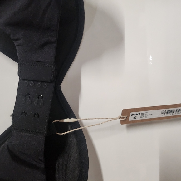 SKIMS Weithless Scoop Bra With Under Wire, Size 34B Color Onyx (Black) - Picture 5 of 9